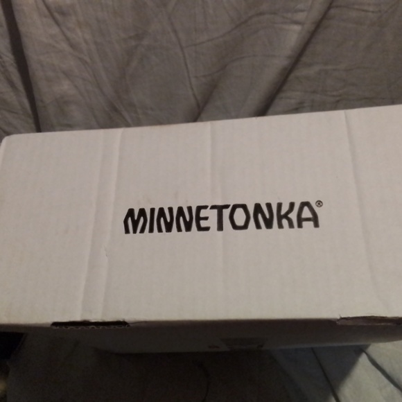 NWOT  MINNETONKA FAUX FUR LEATHER EVERETT PUG BOOTS in original box - Picture 6 of 7